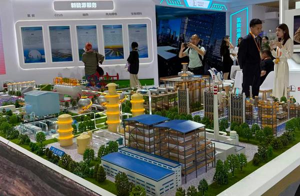 观众在环境服务专题内了解绿色低碳技术。人民网记者 杜燕飞摄